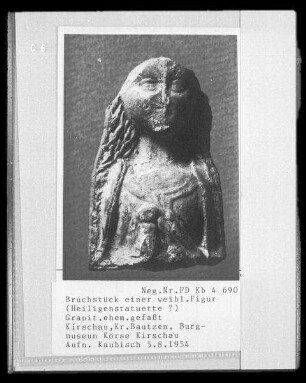Bruchstück einer weiblichen Figur (Heiligenstatuette?) : Bruchstück einer weiblichen Figur (Heiligenstatuette?). (Grabungsfund aus dem Umfeld der Burg Körse). Granit, ehemals gefasst. Schirgiswalde-Kirschau: Burgmuseum Kirschau