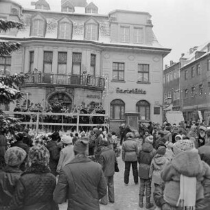 Schwarzenberg, Weihnachtsmarkt : Konzert der Bergkapelle Johanngeorgenstadt vor dem Hotel und Gaststätte "Haus der Einheit"