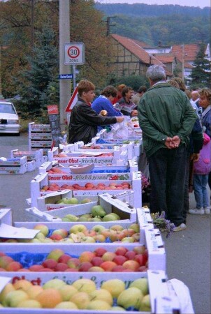 Apfelfest Herbst 1993: Apfeltheke mit Oststiegen