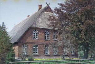 Ratzbek: Dorfstraße 37: Fachhallenhaus mit Reetdach: Giebelseite Wohntrakt