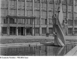 Dresden. Brunnen "Flugwille des Menschen" vor dem Studentenwohnheim Güntzstraße