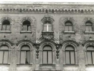 Görlitz, Wilhelmsplatz 11. Wohnhaus (um 1880). Obergeschoßfenster