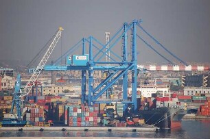 Neapel - Hafenanlage : Containerhafen und Verladekräne, Hafen Neapel, aufgenommen 2006