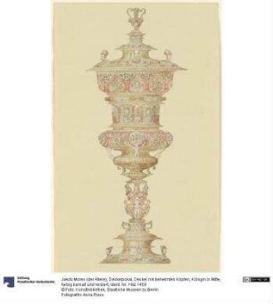 Deckelpokal, Deckel mit behelmten Köpfen, Königin in Mitte, farbig bemalt und verziert