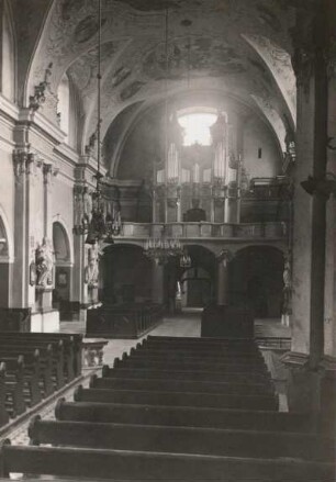 Vilnius. Kirche St. Georg. Innenansicht. Blick durch das Mittelschiff zur Orgel