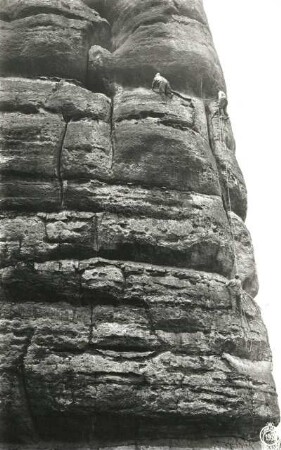 Sächsische Schweiz, Affensteine. Bloßstock. Seilschaft Ehrhardt Renger in der Ostwand (FKV-Weg, Ostkante, VIIb)