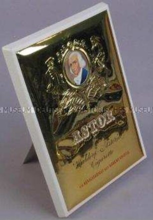 Werbeaufsteller (gold) für "Astor"-Zigaretten