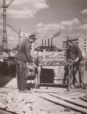 Dresden. Rohrleger am Werktisch auf einer Baustelle an der Annenkirche : Bau von Wohnblöcken bei der Annenkirche, 1959