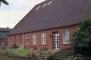 Rohlfshagen: Wurth: Bauernhaus: Traufseite: rechts Wohntrakt mit Eingangstür, links Wirtschaftstrakt