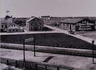 Blick vom Bahnhof auf die Firmengebäude der Forstbaumschule J. Heins' Söhne