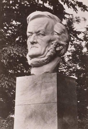 Breker, Arno: Büste Richard Wagner auf Sockel. 1939. Weißer Kretischer o. Carrara-Marmor; Höhe ca. 120 cm. Bayreuth, Rosengarten des Festspielhauses. Reproduktion einer Fotografie