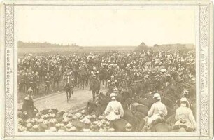 Kaiser Wilhelm I., König von Preußen in Uniform mit Orden, zu Pferd, umgeben von Offizieren, teils zu Pferd, teils im Gelände stehend, spricht bei Manöverkritik zu ausländischen Offizieren