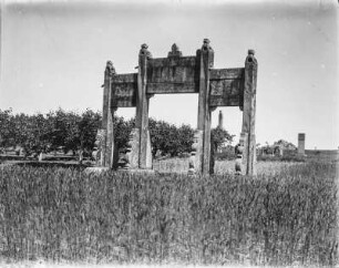 Portal : Portale in Mitten von bestellten Feldern, vermutlich zu einem Tempel gehörend