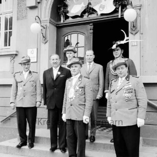 Schützenfest: Veranstalter Schützenverein Reinfeld und Umgebung von 1954 e.V.: Umzug: Paul-von-Schoenaich-Straße: Rathaustreppe: Schützenkönig Gustav Adolf Kummerfeld, sein zweiter Ritter Kurt Höhmeier, Jungschützenkönig Hargen Rohde, Vorsitzender des Schützenvereins Eugen Richter, Bürgermeister Richard Hingst, stellvertretender Bürgervorsteher Edgar Keiselt und Leutnant der Tiroler Schützen der Schützenkompanie Wilten (bei Innsbruck) Ludwig Koll erwarten den Zug, 9. September 1962