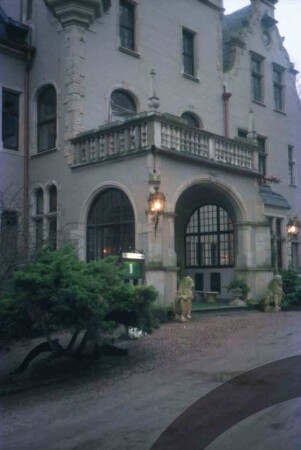 Gut: Schloßstraße 10: Herrenhaus [auch Schloss Tremsbüttel]: Vorderfront: Teilansicht: Haupteingang mit Altan, beiderseits Löwenskulpturen: im ersten Obergeschoss Sturmschaden von Januar an Fenster