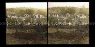 Soldatenfriedhof und Gebäude von Satu Nou