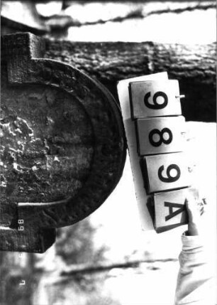 Grabstein 989 (Index: 99751360) Material: Sandstein Zustand: abgeblätt/verwitt/Textverlust Maße HxBxT: 98x52x8 cm Beschreibung: Stele, eingezog. Rundbogenabschl. , Schriftfeld eingetieft: Grabstein 989A