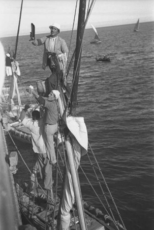 Händler im Hafen von Sues : Hafen von Suez. Blick vom Dampfer "Baloeran" auf Händler die auf dem Mast ihres Bootes stehen