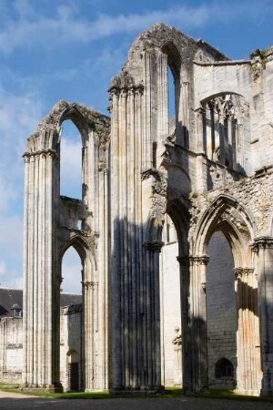 Frankreich. Haute Normandie. Seine Maritime. Abbaye de Saint Wandrille. Benediktiner Kloster. Gegruendet 649. Ruinen der Abteikirche. 13 bis 14 Jahrhundert