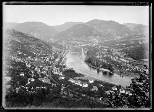 Blick von Westen ins Elbtal auf Salesel (Dolní Zálezly/Tschechische Republik) und Sebuzín