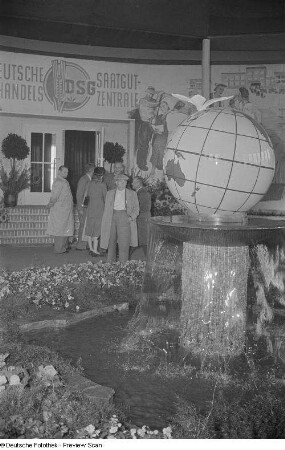 Besucher in der Halle der Deutschen Saatgut-Handelszentrale