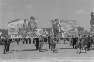 Demonstration zum 1. Mai 1951 in Berlin : Teilnehmer des Demonstrationszuges mit Transparenten