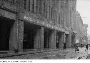 Passanten im Regen vor dem Freien Kaufhaus, vormals Kaufhaus Althoff