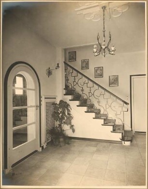 Landhaus Dr. Petz, Berlin-Nikolassee: Innenaufnahme Diele mit Blick zur Treppe