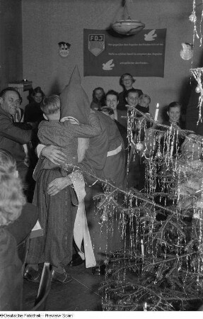 Weihnachtsmann während der Bescherung