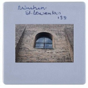 München, St. Laurentius : Detailansicht Fassade Fenster