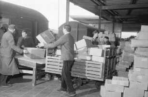 Freiburg: Postbahnhof; Paketverladung aus dem Waggon