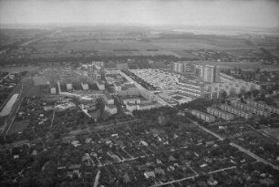 Luftaufnahme, Blick von Osten auf die Siedlung im südlichen Bereich der Heerstraße im Gebiet der Sandstraße und Meydenbauerweg. Berlin-Wilhelmstadt, Heerstraße