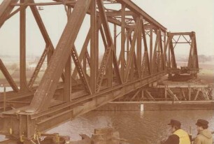 Ausschwimmen alte Eisenbahnbrücke am Mittellandkanal