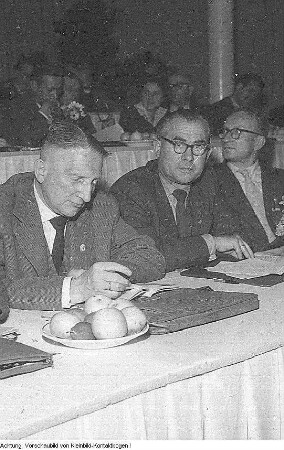 Dresden. Bürgermeister Walter Thürmer (links), Liberaldemokratische Partei Deutschlands (LDPD), auf der Sitzung der Stadtverordneten, 1958
