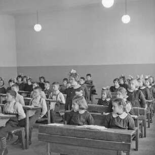 Schüler und Schülerinnen einer Grundschulklasse im Unterricht in Sofia