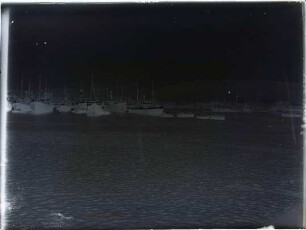 Boote und Segelschiffe vor Anker