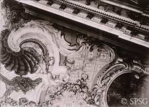 Berlin, Schloss Charlottenburg, Neuer Flügel, Speisesaal (Weißer Saal), R. 362, Detail des Deckengemäldes von Antoine Pesne, vor der Beschädigung.