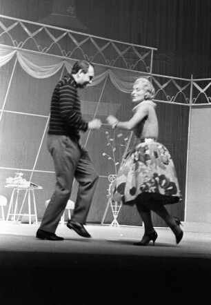 Szenenbilder aus "Messeschlager Gisela", Operette von Gerd Natschinski. Metropol-Theater Berlin, Oktober 1960
