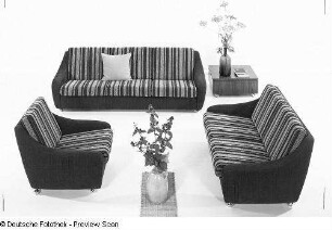 Beistelltisch : Sitzgruppe (1972; Polstermöbelkombinat Oelsa-Rabenau (PMK)) mit Beistelltisch und Bodenvase