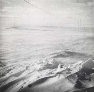 Der Wind weht ununterbrochen. Russland, Mitte, 1943.. Fernsprechleitung vom B-Stand (Beobachtungsstand) zum Bunker und ins Hinterland