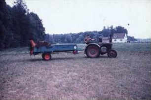 Fotografie: Traktor, Miststreuer, Einachsanhänger