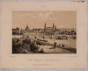 Die Eisenbahnbrücke (Marienbrücke) in Dresden, Blick über den Neustädter Hafen, die Elbe mit Schiffen und die Brücken auf die Altstadt, ganz links das Japanische Palais