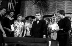 Baden-Baden: Kurhaus; Tombola-Bewerberinnen und Croupier mit Roulette