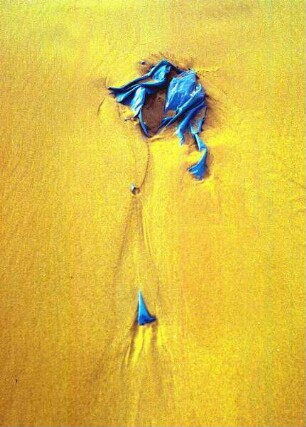 Ahrenshoop. Blauer Kunststoff im Sandstrand