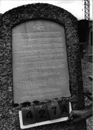 Grabstein 427 (Index: 99797487) Material: Granit, Marmorplatte Zustand: gut Maße HxBxT: 142x54x25 cm Beschreibung: Stele, Segmentbogenabschluß, Sockel: Grabstein 427A