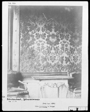 Innendekoration des Vorzimmers im Paradeappartement Herzog Eberhard Ludwigs — Wanddekoration des Vorzimmers im Paradeappartement Herzog Eberhard Ludwigs — Geblümte Tapete