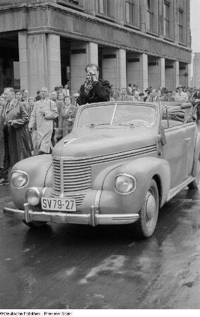 Filmender Mann in einem Auto