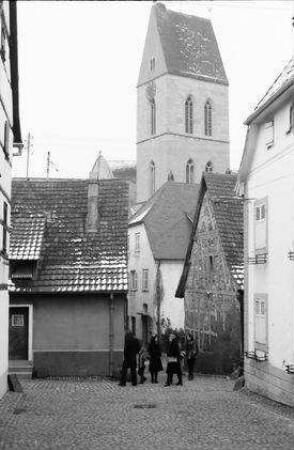 Eguisheim: Gasse mit Kirchturm
