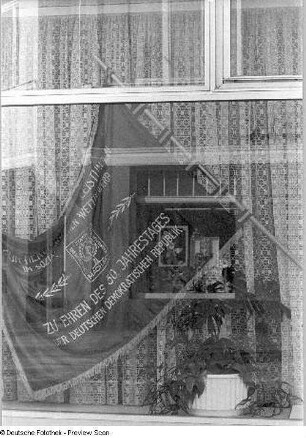 Schaufenster mit Dekoration anläßlich des 30. Jahrestages der DDR, aufgenommen in Dresden