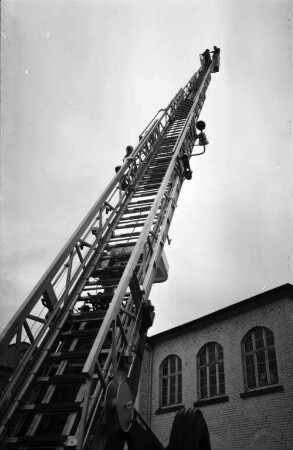 Übergabe einer neuen Kraftfahrdrehleiter mit eingebauter Krananlage an die Berufsfeuerwehr Karlsruhe.